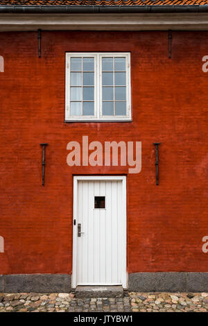 Entrée blanche porte et fenêtre en brique rouge, Close Up, extérieur, Europe Banque D'Images