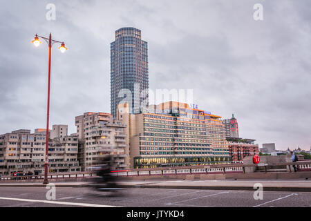 Londres, Angleterre - le 26 juillet 2017 : la conduite de moto sur le pont de Blackfriars, avec la rive sud bâtiment tour en arrière-plan, Londres Banque D'Images