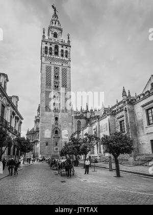 Séville, Espagne - 20 mai 2014 : La Giralda (La Giralda), un ancien minaret converti en clocher de la Cathédrale de Séville à Séville, Andalousie Banque D'Images