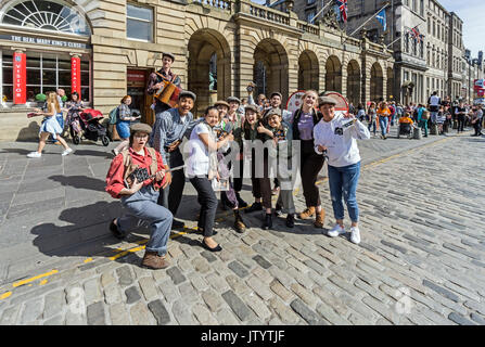 Groupe de Théâtre Babolin Phools la promotion de leur spectacle au Edinburgh Festival Fringe 2017 dans la rue principale de la Royal Mile Edinburgh Scotland UK Banque D'Images