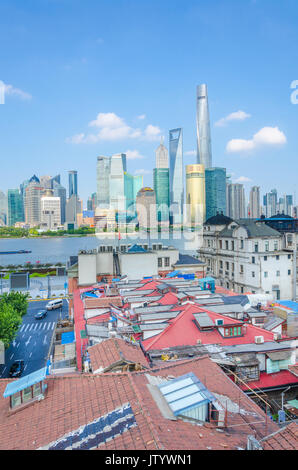 À la recherche sur les toits et de l'autre côté de la rivière Huangpu à partir d'un point de vue élevé. Banque D'Images