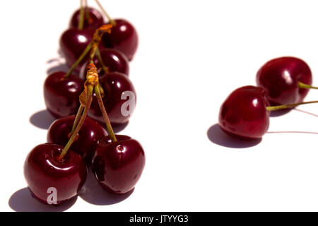 Cherry. Les cerises dans un bol blanc. Cerise sur fond blanc. Banque D'Images