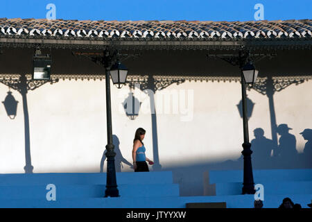 Silhouettes de plusieurs hommes dans une arène, une femme approches, Andalousie, Espagne Banque D'Images