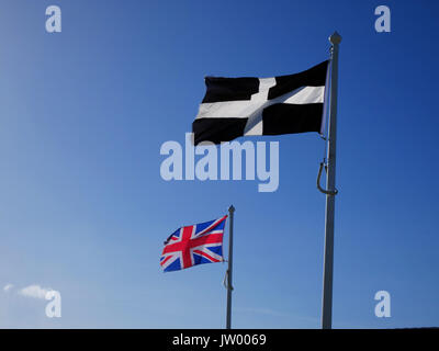 Les croix de saint Piran vole aux côtés de l'Union flag à, Fistral Newquay, Cornwall. Banque D'Images