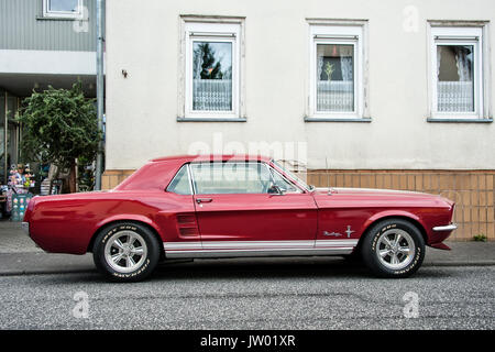 Deutschland, Hessen, Wettenberg Krofdorf-Gleiberg : Oldtimer Festival 'golden oldies', Roter Ford Mustang. Banque D'Images