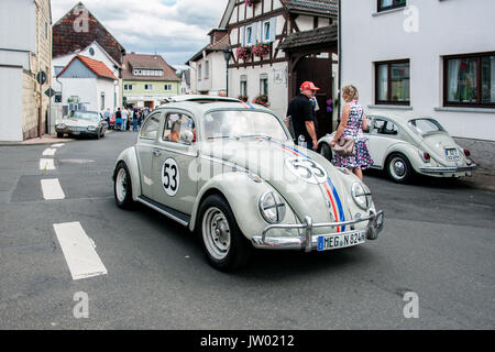 Deutschland, Hessen, Wettenberg Krofdorf-Gleiberg : Oldtimer Festival 'golden oldies' VW, KŠfer fŠhrt Herbie Nummer 53 durch das Dorf. Banque D'Images