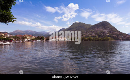 Le Monte Brè et Parco Ciani sur le droit et les maisons de Lugano sur la gauche - Lugano, Lac de Lugano, Lugano, Tessin, Suisse, Europe Banque D'Images