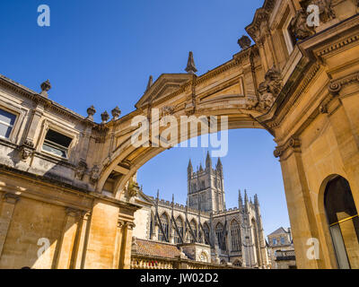 Bath, Somerset, England, UK - L'Abbaye de Bath vu à travers le passage de la rue York. Banque D'Images
