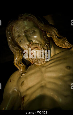 La figure de la Fraternité de Jésus dans la descente de la croix pendant la Semana Santa, Linares, Andalousie, Espagne Banque D'Images