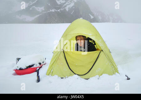 Un portrait de l'alpiniste et escalade ranger Shane traiter dans une tente sur les pentes de Denali en Alaska. Banque D'Images