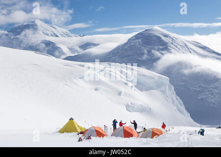 Les alpinistes qui se rencontrent dans un camp de tentes à 12,000 pieds sur Denali, en Alaska. Banque D'Images