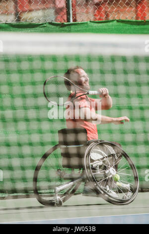 Joueur de tennis paralympique autrichien jouant sur un court de tennis Banque D'Images