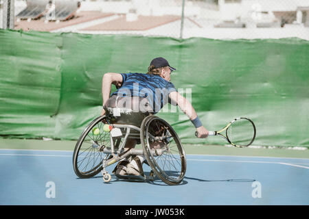 Joueur de tennis paralympique autrichien mature jouant sur un court de tennis