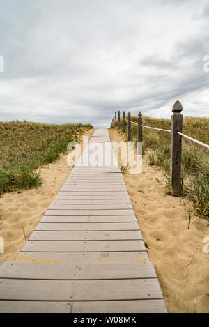 Chemin de bois plus de dunes de plage. Au sud de l'État du Maine, USA Banque D'Images