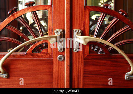 Vieille porte en bois élégant avec une belle poignée de porte en laiton Banque D'Images