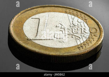 Une pièce en euro près uo vue, fond noir Banque D'Images