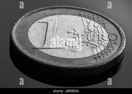 Une pièce en euro près uo vue, fond noir, conversion en noir et blanc Banque D'Images