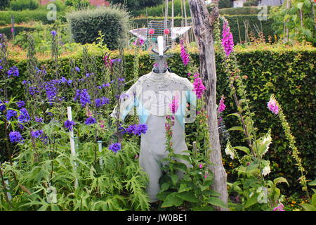 Un épouvantail dans un jardin d'attribution au cours d'une adjudication ouverte en été de l'événement, près de Sheffield, England, UK Banque D'Images