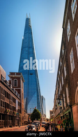 Vue sur le SHARD - le gratte-ciel moderne avec sa façade de verre futuriste flèche flèche entre le centre-ville historique de forme les nouveaux bâtiments de la ville Banque D'Images