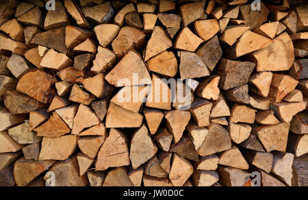 Un tas de bois coupé pour cheminée - poêle close-up contexte Banque D'Images