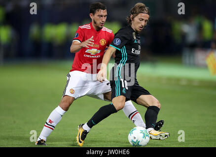 Manchester United, Eric Bailly (à gauche) et du Real Madrid Luka Modric (à droite) bataille pour la balle Banque D'Images