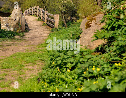 Le pont sur la rivière à cheval à Frome Tellisford enjambe la frontière entre le comté de Wiltshire et Somerset. (Vu de la banque Wiltshire). Banque D'Images