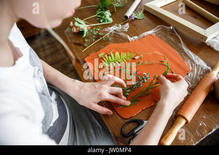 Femme faisant de l'oeuvre en plâtre botanique dans son home studio Banque D'Images