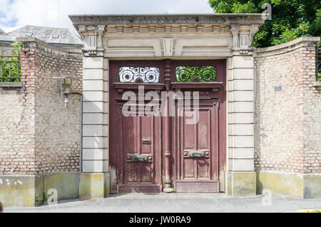 Grande double porte en bois à l'entrée du bâtiment dans la ville française de Saint Omer Banque D'Images