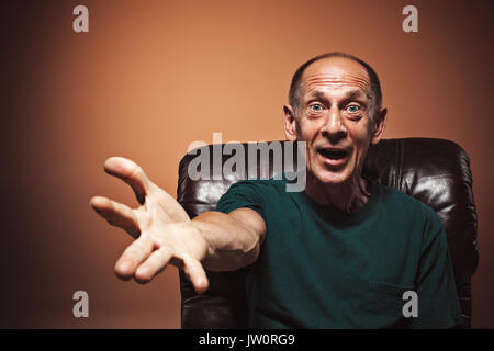 Portrait de l'homme mature surpris sur fond de studio Banque D'Images