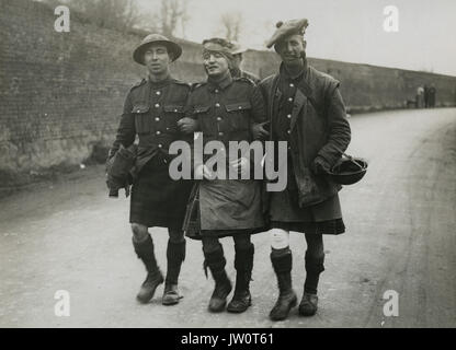 Photo officielle prise sur le front de l'Ouest britannique en France   l'offensive allemande - Walking Wounded de la 51e Division - Banque D'Images