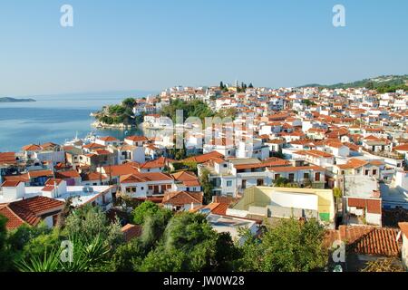 À la recherche sur la ville de Skiathos sur l'île grecque de Kos. L'île a été l'un des endroits pour le film 2008 Mamma Mia. Banque D'Images