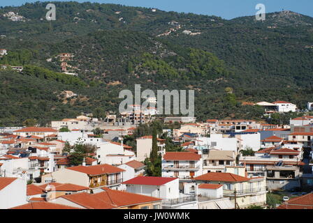 À la recherche sur la ville de Skiathos sur l'île grecque de Kos. L'île a été l'un des endroits pour le film 2008 Mamma Mia. Banque D'Images