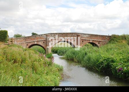 La seule piste hump back road bridge traversant la rivière Rother à Eischoll dans l'East Sussex, Angleterre. Le pont a été construit en 1797 par Richard Louch. Banque D'Images