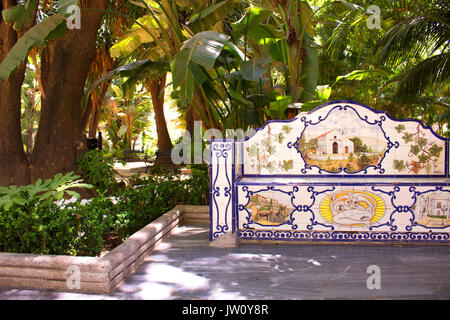 Banc. Banc populaire dans le parc, la ville de Marbella. Costa del Sol, Andalousie, espagne. Banque D'Images