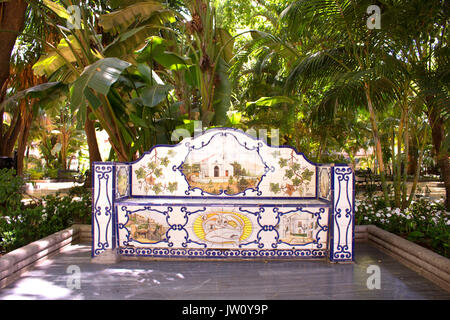 Banc. Banc populaire dans le parc, la ville de Marbella. Costa del Sol, Andalousie, espagne. Banque D'Images