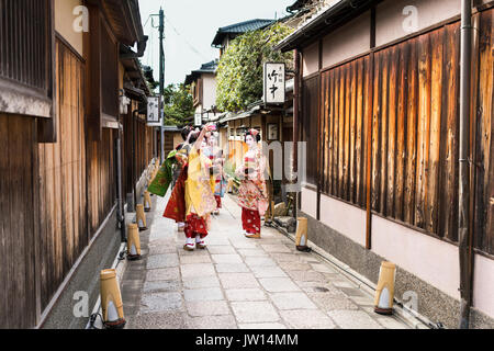 Groupe de quatre prendre une Geisha dans un selfies rue de Kyoto au Japon Banque D'Images