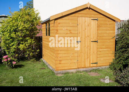 Nouveau abri de jardin en bois en angle d'une cour intérieure. Royaume-uni, Angleterre Banque D'Images