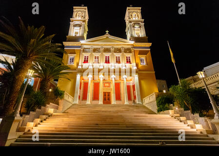 Ermoupolis à Syros Island avec 'St Nikolaos des riches' church dans la soirée, Grèce Banque D'Images