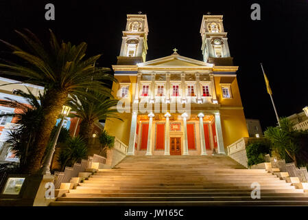 Ermoupolis à Syros Island avec 'St Nikolaos des riches' church dans la soirée, Grèce Banque D'Images