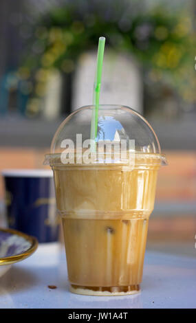 Café glacé frappe en tasse en plastique Banque D'Images