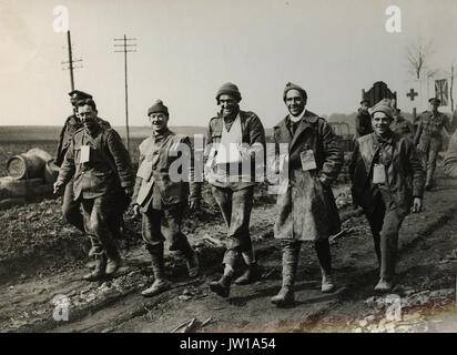 Photo officielle prise sur le front de l'Ouest britannique en France   l'offensive allemande - l'esprit de notre armée - Description : gardez le sourire, continuez ! Blessé juste d'arriver de la ligne de combat de quitter le poste d'évacuation sanitaire. Banque D'Images