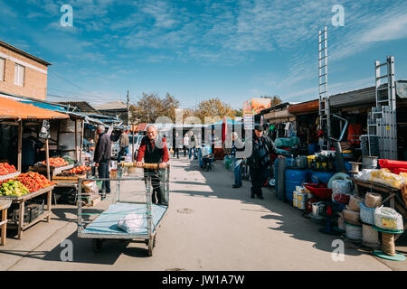 La région de Shida Kartli, Gori, en Géorgie. Vieil homme est le roulement d'un panier pour le transport de marchandises dans le marché local en journée ensoleillée d'automne avec ciel bleu. Banque D'Images