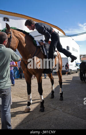 Rejoneador espagnol Leonardo Hernandez se monte à cheval dans l'allée de la place des taureaux de Pozoblanco, Andalousie, Espagne Banque D'Images