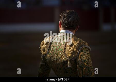 L'Espagnol dos costume toreador avec des lumières au cours de la toux corrida dans l'Andalousie, Espagne Banque D'Images