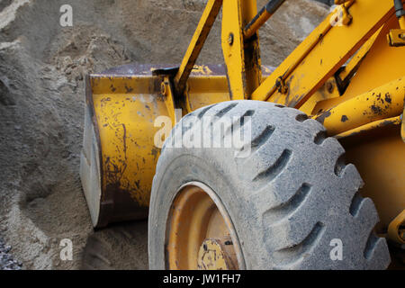 Excavatrice jaune dans le sable Banque D'Images