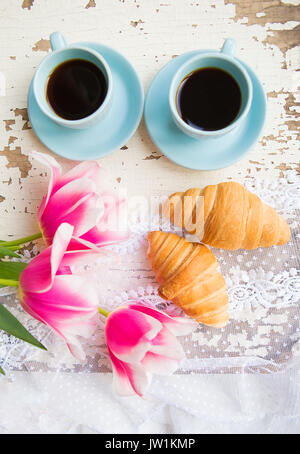 Bonne tasse de café, des croissants et des tulipes roses sur le vieux tableau blanc Banque D'Images