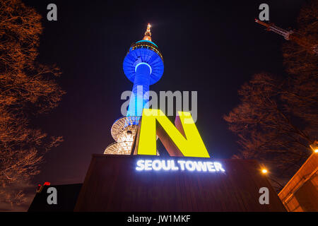 Séoul - le 28 mars : La Tour N de Séoul situé sur la montagne Namsan au centre de Séoul.Photo prise sur Mars 28,2015 à Séoul, Corée du Sud. Banque D'Images