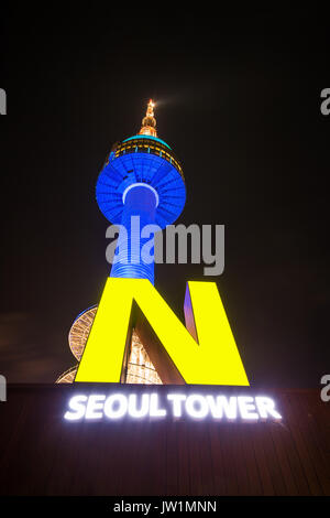 Séoul - le 28 mars : La Tour N de Séoul situé sur la montagne Namsan au centre de Séoul.Photo prise sur Mars 28,2015 à Séoul, Corée du Sud. Banque D'Images