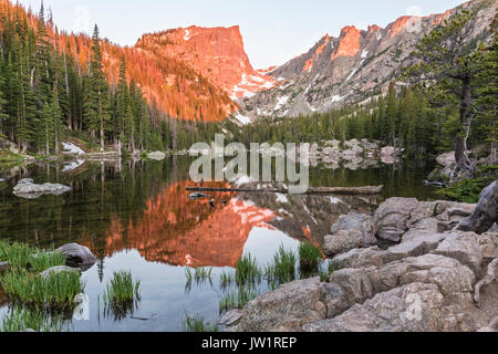 La première lumière rougeâtre de l'alpenglow hits Hallett Peak, reflétée dans Dream Lake dans le Parc National des Montagnes Rocheuses, au Colorado Banque D'Images