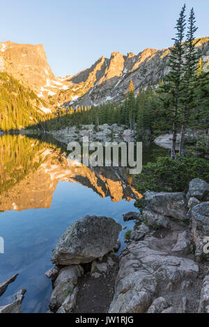 Soleil du matin sur pic Hallett se reflète dans le Lac de rêve dans la région de Rocky Mountain National Park, Colorado Banque D'Images